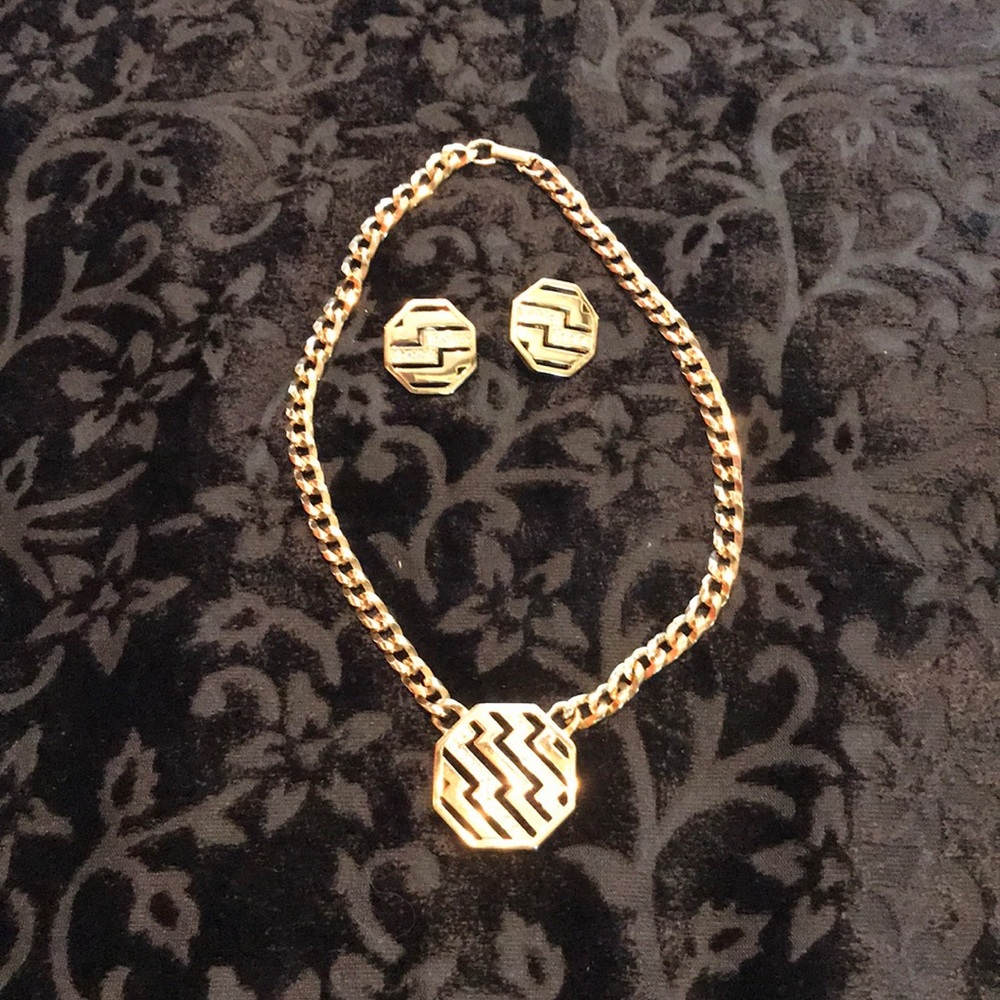 Goldtone necklace and earring set.